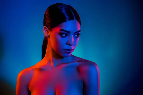 Foto de cara femenina elegante mirada vacía espacio aislado brillante gradiente vibrante color fondo —  Fotos de Stock