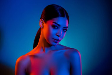 Oldukça zarif bir bayan Vogue fotoğrafı izole edilmiş parlak fütüristik efekt rengi arka planı