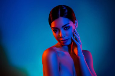 Muhteşem kadının portresi parmaklarına dokun yumuşak yüz efekti yalıtılmış ultraviyole renk arkaplanı
