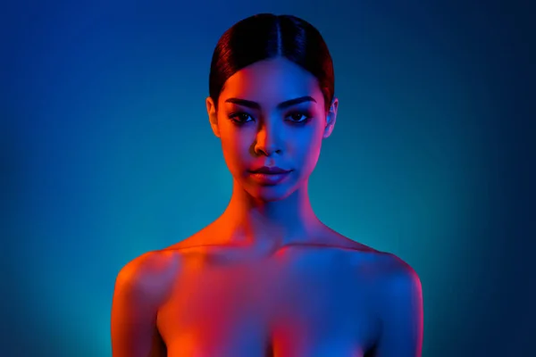 Fotografie kybernetické futuristické elegantní dáma Vogue vypadat izolované pulzující gradient barevný efekt pozadí — Stock fotografie
