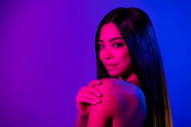 Profil tarafı fotoğrafı. Güzel bir bayan. Omzuna dokun.