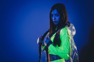 Havalı bir kadının profil tarafı fotoğrafı boş uzay sokağı yağmurlu yürüyüş izole edilmiş çok renkli arkaplan