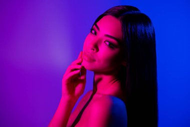 Profil tarafı fotoğrafı oldukça lüks bir bayanın parmak dokunuşu çene zarif izole parlak renk arkaplanı