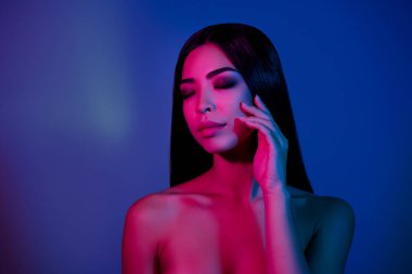 Çekici, güzel bir bayanın el ele dokunuşunun fotoğrafı. Yumuşak cilt yanaklarının tadını çıkarın.