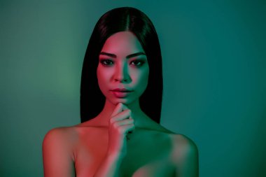 Düşünceli bir kadının portresi, el ele, çene, modern olay izole edilmiş koyu yeşil fütüristik arka plan.