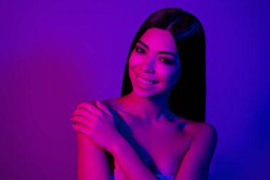 Muhteşem bir bayanın fotoğrafı taze losyon sür. Dokunma kolu, yalıtılmış ultraviyole parlak renk arkaplanı.