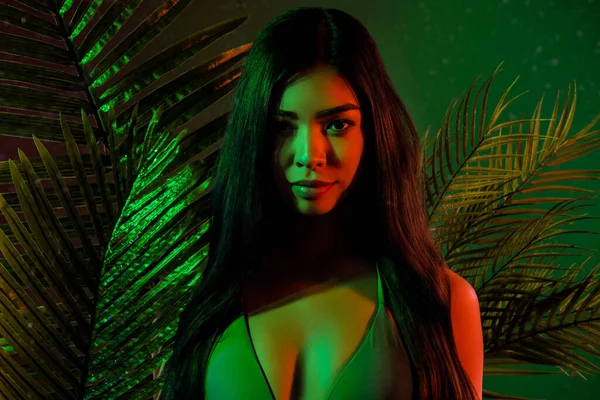 Retrato de atraente sedutor menina perfeita desgaste maiô resto na selva paraíso bali isolado cor verde fundo — Fotografia de Stock