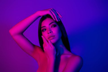 Güzel bir kadının el ele tutuşmasının fotoğrafı boş yere bak modern güzellik prosedürü izole, renkli arka plan.