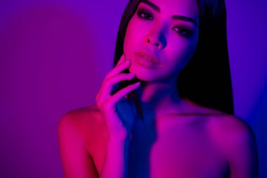 Muhteşem kadın dokunuşunun portresi parmaklar saflık modern güzellik ürünü izole edilmiş renkli arkaplan