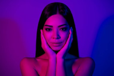 Büyüleyici kadın portresi. Dokunmatik yüz kremi. Münferit fütüristik morötesi arka plan uygula.