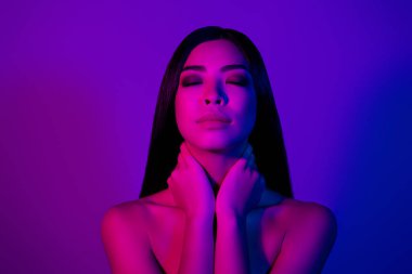 Estetik harikulade bir kadının fotoğrafı. Boynuna dokun. Taze cilt kremi.