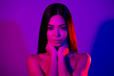 Göz kamaştırıcı bir kadının fotoğrafı. Boynuna dokun. Modern sanat terapisi.