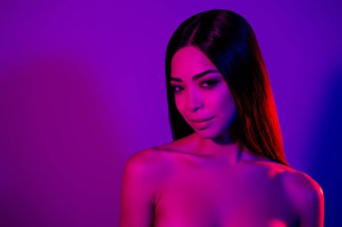 Göz kamaştırıcı güzel bayanın fotoğrafı boş görünüyor. Canlı uv renk arkaplanı üzerinde izole edilmiş.