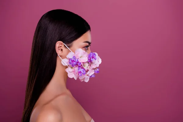 Profil boční fotografie korejské dámy nosit květinové masky chránit sezónu nemoc prázdný prostor izolované pastelové barvy pozadí — Stock fotografie