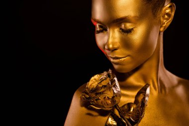 Kapalı portre, altın sarısı kaplanmış muhteşem prenses. Karanlık arka plan üzerinde altın gül kokusu.