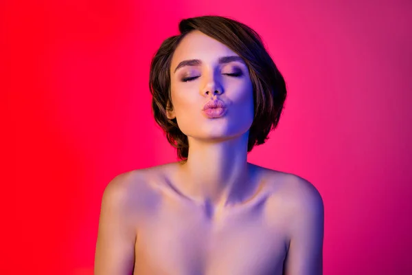 Fotografie krásné brunetky účes mladá dáma zavřené oči rána polibek izolované na pulzující neon červené barvy pozadí — Stock fotografie