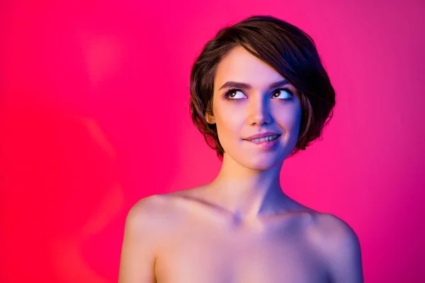 Tatlı esmer saçlı genç bayan ısırık dudağının fotoğrafı parlak neon renkli arka planda izole edilmiş boş bir alana benziyor.