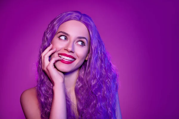 Estilo Moderno Rosa Colorido Peinado Chica Tocando Cara Mirando Lado —  Fotos de Stock