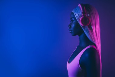 Genç kuşak beyaz peruklu genç kız. Yeni hit şarkıları dinle. Mew teknolojisi kulaklık kullan..