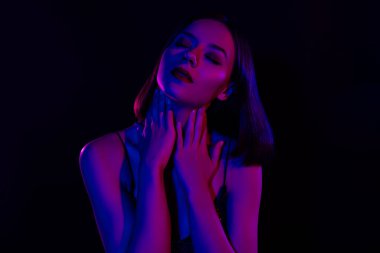 Sevecen bayan gözlerini kapat ve tek başına dans et. Genç vücudunun tadını çıkar. Kusursuz bir vücut yap..