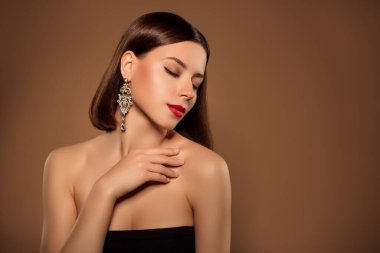 Moda bir yüz makyajı, dikkat çekici göz kalemi ruj, Vogue cazibeli kadın gözleri kapalı kırmızı halı etkinliği..