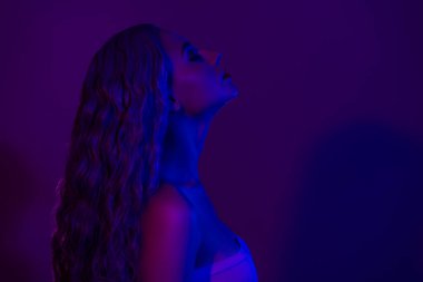 Stüdyo profil portresi. Çıplak omuzlu kadın. Göz kapaklarını kapatarak muhteşem saç modelini gösteriyor..