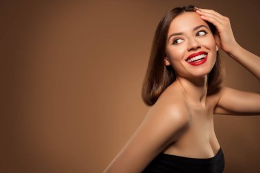 Özel partide fotoğraf çekmek için poz veren popüler kırmızı halı yıldızı zengin insanlar pastel akşam arkaplanını izole etti.