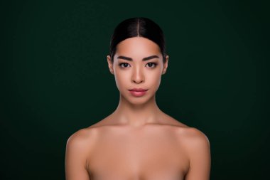 Muhteşem kadın estetik cerrahi vücut düzeltme portresi koyu yeşil arka planda izole edilmiş kamera görüntüsü.