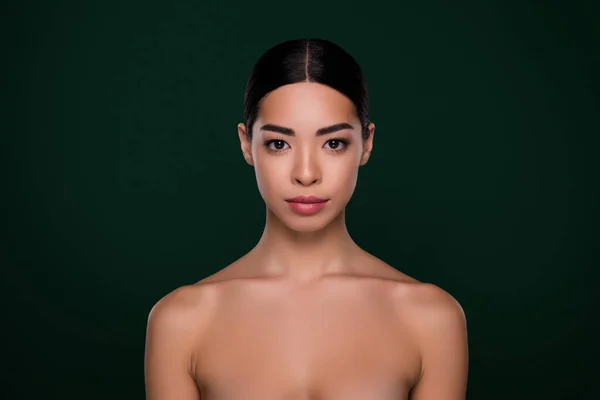 Muhteşem Kadın Estetik Cerrahi Vücut Düzeltme Portresi Koyu Yeşil Arka — Stok fotoğraf