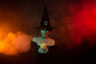 Karanlık yaratık kadın büyücünün fotoğrafı, gizemli mum alevi, izole edilmiş parlak karanlık mistik arka plan..