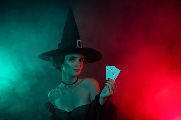 魅惑的な女性の写真を保持するトランプ賭けギャンブルポーカーナイトクラブ神秘的な光霧の背景に隔離 — ストック写真