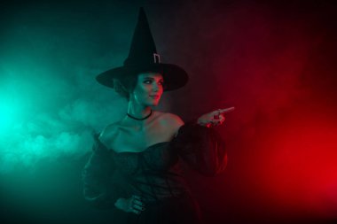 Büyücü kadının fotoğrafı boş uzay afişi Cadılar Bayramı temalı maskeli balo izole edilmiş karanlık mistik arka plan.