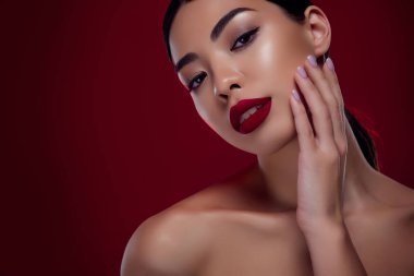 Şık bir kadının yakın plan fotoğrafı. Yanak dokunuşu. İpeksi saf yüz..