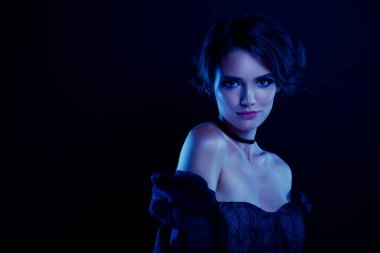 Eski giysiler içindeki muhteşem iblis kadın vampirin fotoğrafı ultraviyole renkli arka planda izole edilmiş gece karnavalına hazır olun..