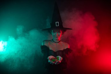 Şeytan kadın büyücünün mistik sisli arka planda izole edilmiş jöleler verdiği fotoğraf..