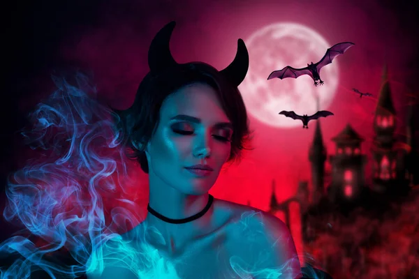 戴著魔鬼角的女士的大旗危险的噩梦困扰着被烟雾缭绕的哥特网络图片隔离的夜晚城堡 — 图库照片