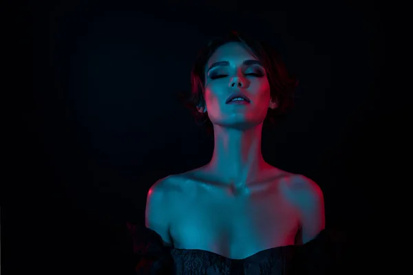 Sihirli şeytan büyüsü altında zarif bir bayanın fotoğrafı koyu renk arka planda izole edilmiş klasik karnaval kıyafeti giyer..