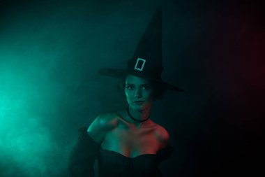 Bayan Şeytan Büyücü 'nün fotoğrafı. Ürkütücü yeşil renkli mezarlıkta, sisli arka planda izole görünüyor..