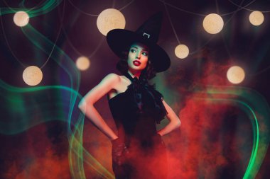 Şeytani, sevimli, gizemli sihirbaz kadının kolajı, siyah elbiseler giyer, gotik görünümlü, izole, koyu kırmızı renk eğilimli..