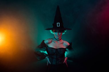 Kötü kalpli kadın büyücünün gece yarısı eğlenirken çekilmiş fotoğrafı. Gizemli arka planda izole edilmiş dolunay kâbusu..