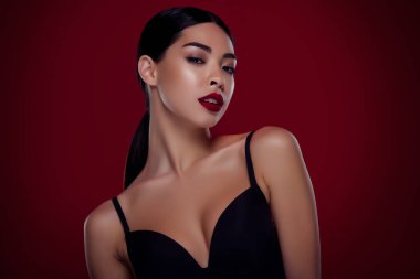 Zengin ve güzel bir kadının portresi zengin bir adamı Vogue etkinliğine çeker. Dekolte elbisesi giyer, şarap rengi arka planda kalır..
