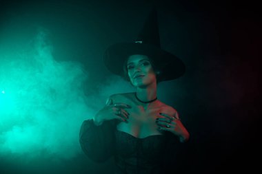 Muhteşem kadın büyücünün fotoğrafı cadılar bayramı karnavalındaki gotik insanları tek başına yeşil renk değişimine çekiyor..