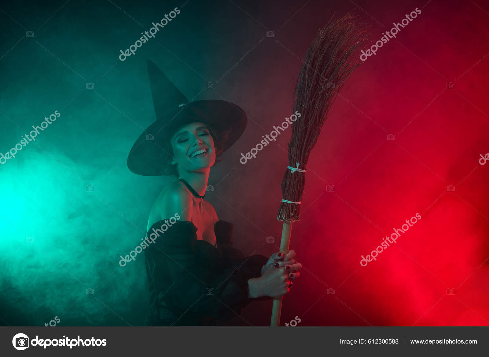 Фото Жуткой Волшебницы Делающей Волшебную Летучую Метлу.