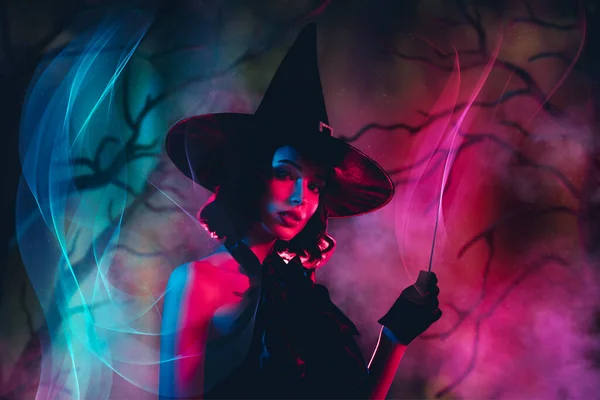 科拉奇杂志的横幅残忍可怕的神秘女人穿着哥特式巫婆裙孤立的深色渐变色彩背景 — 图库照片