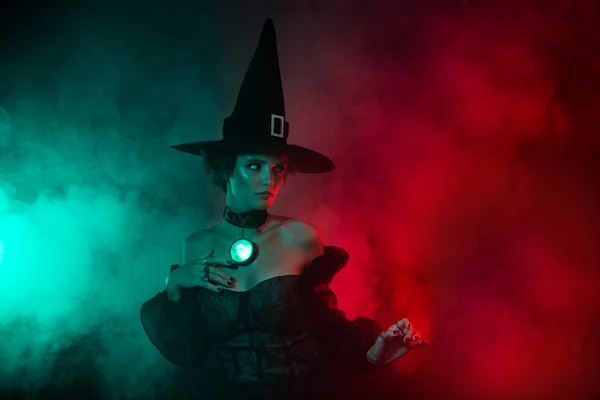 ホラールームバナーテーマハロウィン広告エンチャント女性キャラクターさまよう狩猟墓隔離された明るい色の背景 — ストック写真