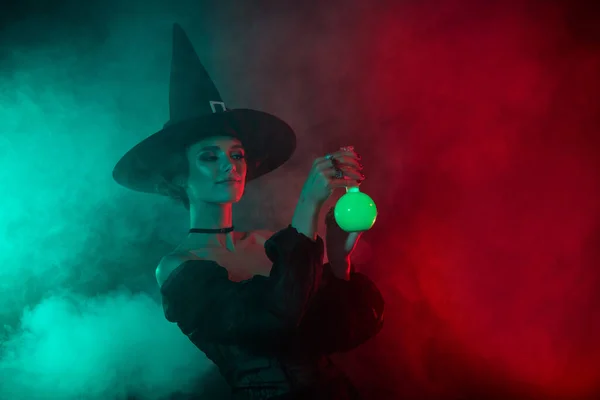 令人毛骨悚然的魔法师在仪式上的照片让有毒药瓶在明亮的渐变色彩背景下被隔离 — 图库照片
