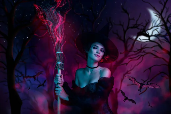 超色の暗い森の画像で飛行ほうきスティック月の夜を保持している見事な魔術師の女性のバナーコラージュ — ストック写真