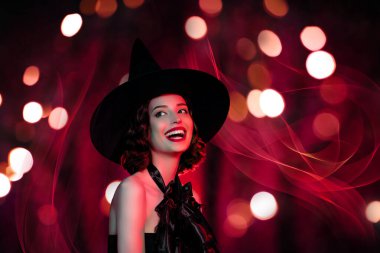 Seksi, zalim, gizemli kadının kolaj resmi gotik bir cadı elbisesi giyerek izole edilmiş kırmızı sis rengi arka plan görünümlü kahkahalar atıyor..