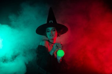 Korkunç güçlü kötü cadının fotoğrafı kara büyü yap zehirli iksiri deniz mavisi renkli arka planda izole et.