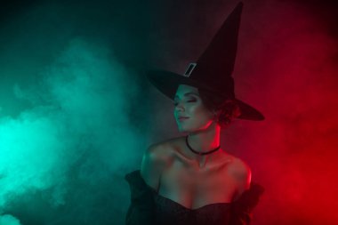 Muhteşem kadın büyücünün gece yarısı eğlenirken çekilmiş bir fotoğrafı. Işık eğimli arka planda izole edilmiş şeytani maskeli balo..